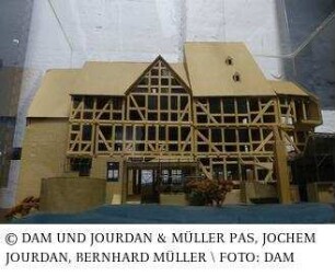 Wohnhaus Klotz, Umbau und Erweiterung - Modell des Gesamtgebäudes mit Umgebung