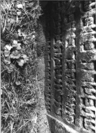 Grabstein 23 (Index: 100110914) Material: Sandstein Zustand: stark verwittert mit geringem Textverlust Maße HxBxT: 109x73x11 cm Beschreibung: Stele, Rundbogenabschluß, Schriftfelder eingetieft: Grabstein 23A