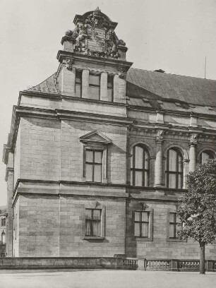 Dresden-Altstadt, Ständehaus, Fassade zur Brühlschen Terrasse, Detail: östlicher Teil mit sächsischem Wappen im Giebel