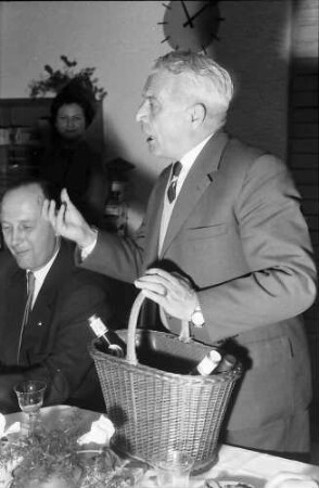 Freiburg: Landratsamt; Pressekonferenz mit Ministerpräsident Dr. Georg Kiesinger; Landrat Oswald spricht