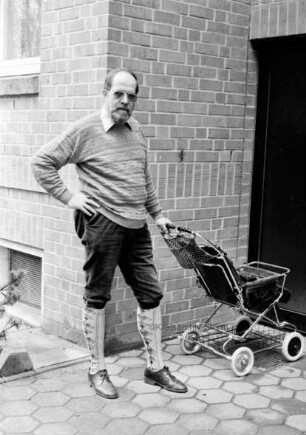 Erxleben, Karl-Wilhelm: Mitarbeiter vom Deutschen Roten Kreuz (DRK): präsentiert einen gespendeten Kinderwagen