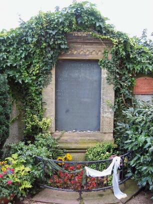 Friedhofskapelle, Grabmäler, Friedhofskreuz, Kriegerdenkmal (Friedhofskapelle, Grabmäler, Friedhofskreuz, Kriegerdenkmal); Oestrich-Winkel, Kirchstraße 4