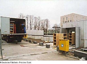 Ausladen der fahrbaren Buch-Transportbehälter am Neubau der Zentralbibliothek