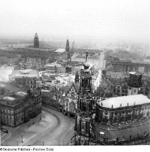 Hofkirche, Residenzschloß, Kulturpalast im Bau, Altmarkt mit Turm der Kreuzkirche, Turm des Rathauses
