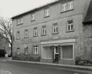 Mügeln, Wohnhaus mit Laden : Mügeln (Kreis Torgau-Oschatz), Wohnhaus mit Laden, Ernst-Thälmann-Straße 36, Straßenansicht