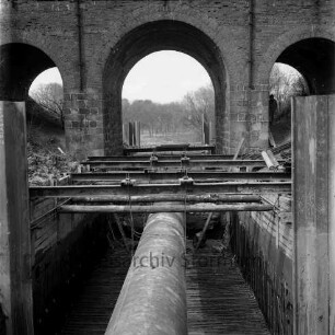 Bahnstrecke zwischen Hamburg und Lübeck: Auetal: Erneuerung der Brücke über die Aue: alte gemauerte Viadukt-Brücke: Aue (Mühlenbach) fließt in Rohr