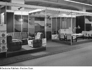 Sitzgruppe Betty II : Ausstellungskojen mit Polstermöbeln verschiedener Hersteller