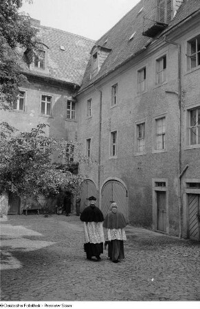 Priester auf dem Weg zur Priesterweihe