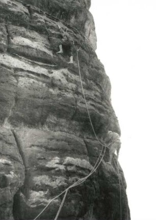 Sächsische Schweiz, Affensteine. Bloßstock, Seilschaft Karheinz Gonda und Erich Gorlt bei der Erstbegehung der Südwand (VIIb)