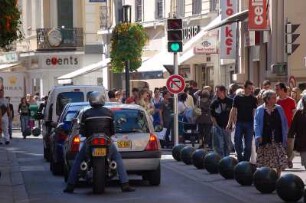 Cannes - Einkaufsstraße : Einkaufsstraße, Verkehr, im Zentrum von Cannes, aufgenommen 2006