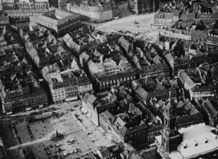 Szene aus dem Dokumentarfilm "Flugbetrieb auf dem Flugplatz Dresden-Kaditz": Altmarkt , Kreuzkirche, König-Johann-Straße und Neumarkt