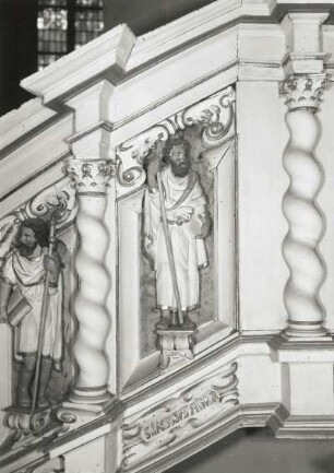 Kanzel : Kanzel. Holz, weiß und golden gefasst. 1666. Detail: Apostel Jacobus minor von der Treppenbrüstung. Haldensleben, Stadtkirche