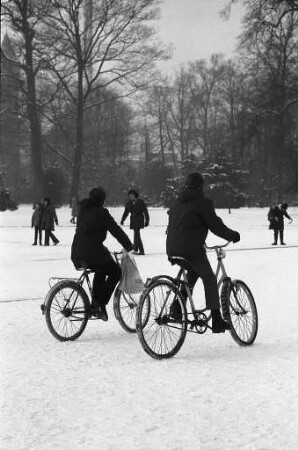 Fahrradfahren im winterlichen Schlossgarten