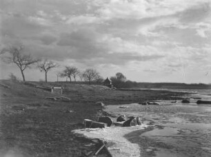 Landschaftsaufnahme : Unbekannter Ort. Landschaft mit See, am Himmel Schicht-Haufenwolken (Stratocumulus)