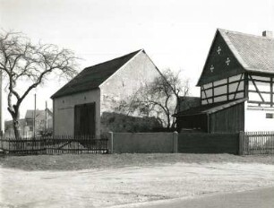 Schönteichen-Brauna, Liebenauer Straße 4. Bauernhof (1801/1850 und Scheune 1906). Wohnstallhaus und Scheune