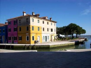 Burano: Impression Burano, Kanal mit bunten Hausfassaden