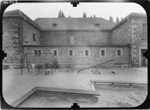 Erfurt-Altstadt, Fischersand. Brunnenkirche (Baubeginn 1253, Wiederherstellung 1880-1890, Umgestaltung 1954-1956). Ansicht über einen Spielplatz von Nordwest