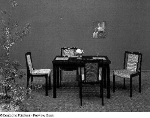 Eßtisch (Modell 321/5) mit vier Stühlen (Stuhl mit gepolsterter Sitzfläche und Rückenlehne (Modell N 40)) (1981; VEB Vereinigte Sitzmöbelindustrie Neuhausen)