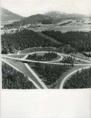 Straßenkreuzung der Bundesstraße 11 und der Bundesstraße 2 in Mittenwald-Garmisch bei Krün