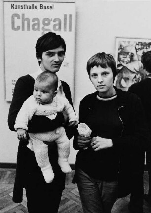 Junge Familie mit Säugling im Museum