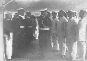 Kaiser Wilhelm II. und Begleitung vor der Front angetretener Matrosen : Seiner Majestät Schiff "Hansa" vor Balholm (Norwegen). Kaiser Wilhelm II. und Begleitung vor der Front angetretener Matrosen