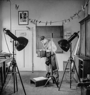 Sächsische Landesbildstelle, Walter Möbius bei Reproduktionsaufnahme mit Plattenkamera