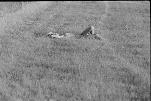 Čičmany. Akt-Pleinair 1980. Abgeerntetes Feld mit einer liegenden jungen Frau im Hintergrund