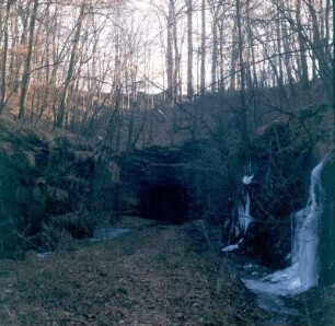 Ehemaliger Eisenbahntunnel (1893-1894) der Strecke Pirna - Großcotta (- Lohmgrund) im nur dem Güterverkehr dienenden Abschnitt Bahnhof Großcotta - Ladestelle Lohmgrund. Nördlicher Tunnelmund im Lohmgrund