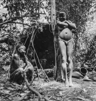 Frauenportrait : Frauen an einer Hütte im Regenwald
