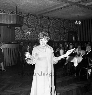 Verein Oldesloer Kegler e.V.: Kegel-Stadtmeisterschaft 1977: die Stadtmeisterin im Damenwettbewerb Edith Stapelfeld mit Pokal und Urkunde