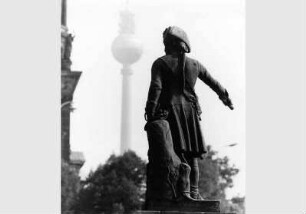 Blick auf die Skulptur "Generalfeldmarschall Jacob Keith" von August Kiss im Lustgarten vor dem Hintergrund des Fernsehturms
