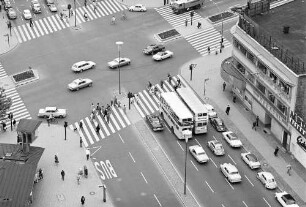 Berlin: Vom Dach des Allianzhauses auf Kreuzung Joachimstaler Straße - Kurfürstendamm; Ausschnitt Verkehr