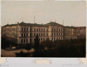 Das Polytechnikum am Bismarckplatz in Dresden, die Hauptfassade von Nordosten