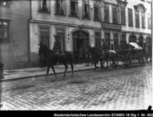 Einzug der Regierungstruppen in Wolfenbüttel Enthält: Soldaten zu Pferd und auf mit Pferden bespannten Wagen vor dem Hotel zum Löwen in der Breiten Herzogstr., Zuschauer