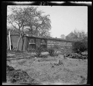 [Bailleul-Sir-Berthoult (Dep. Pas-de-Calais, Frankreich):] Nutzgarten mit Gartenschuppen ("Unteroffiziersbehausung")