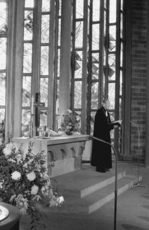 Freiburg: Ludwigskirche, Gottesdienst, Landesbischof Heidland am Altar