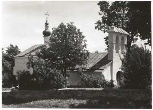 Isborsk bei Pskow, Russland. Sergiuskirche (18. Jh., Glockengerüst vermutlich 16. Jh.), Nordseite