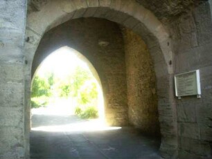 Stadtbefestigung - Stadttor (oberes Tor)-Durchfahrt von Stadtseite mit steinernen Torangeln in der Kammer am Außenbogen