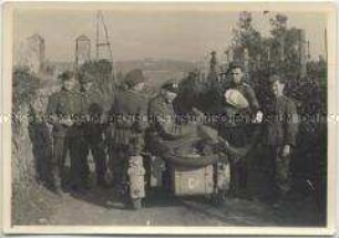 Soldatengruppe mit Motorrad