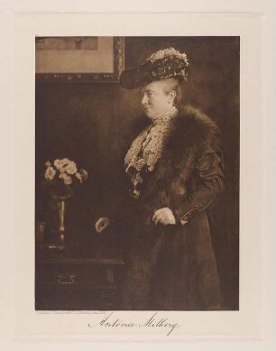 "Fräulein Antonie Milberg, Schulvorsteherin" aus der Mappe "Hamburgische Männer und Frauen am Anfang des XX. Jahrhunderts"