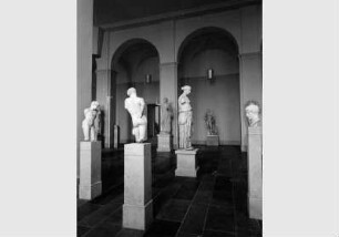 Aufstellung der Antikensammlung im Pergamonmuseum, Saal der Athena Parthenos