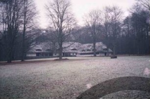 Hoisdorfer Landstraße 97A: Landhaus, Winkelbungalow mit Reetdach: in Parkgelände