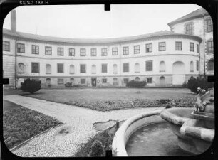 Meiningen, Schloßplatz 1. Schloß Elisabethenburg (1682-1692). Rundbau und Südflügel. Hofansicht