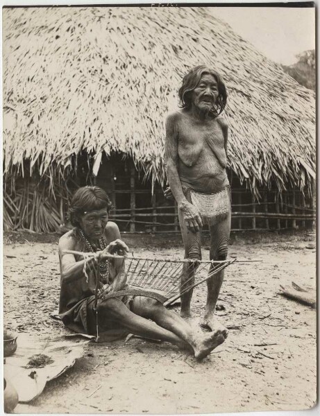 Indianerin beim Flechten ("Kotingego")