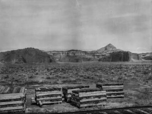 New Mexico : Blick aus dem Zug auf eine Landschaft in New Mexico. Im Vordergrund Eisenbahnschwellen neben den Gleisen