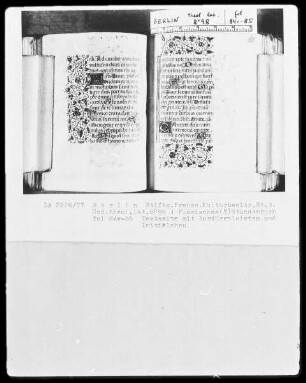 Stundenbuch — Textseite mit Bordüren und Initialen, Folio 85 recto