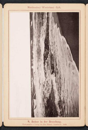 Albumseite mit Ansicht einer Buhne in der Brandung beim Nordseebad Westerland : Erinnerung an Sylt. Leporello mit Landschafts- und Architekturaufnahmen. Leineneinband, beschichtet und bedruckt; 8 x 12 x 1,6 cm (1892; Verlag Max Braune). Dresden: SLUB/DF 2006.A.435