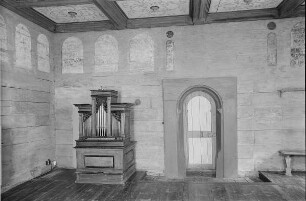Halle (Saale), Händel-Haus. Raum 7: Musikraum (Bohlenstube aus dem 16. Jh.). Inneres gegen Orgelpositiv von Leopold Spiegel (Prag 1726) und Portal