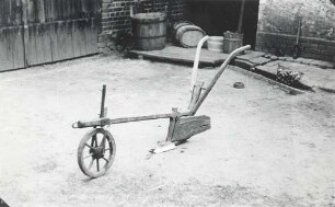 Landwirtschaftliches Arbeitsgerät in Sabrodt : Land- und Viehwirtschaft - Bodenbearbeitung und -pflege. Ort: Zabrod / Sabrodt. Haus Nr. 7. Hakenpflug.
