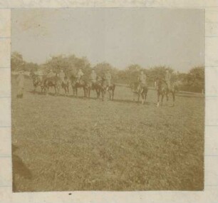 Foto einer Gruppe berittener Soldaten